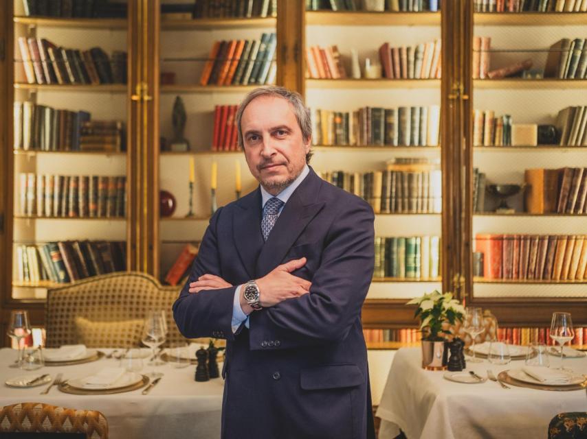 Fernando Núñez en La Biblioteca de Santo Mauro, espacio gastronómico único dentro del hotel.
