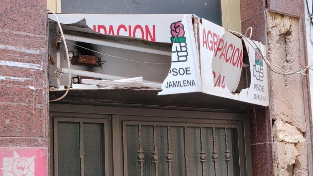 Estado en el que ha quedado el letrero luminoso de la sede del PSOE en Jamilena.