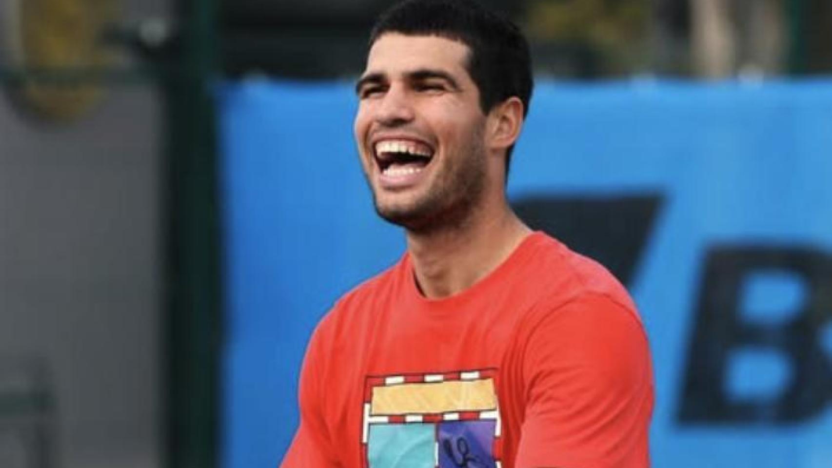Carlos Alcaraz sonríe durante un entrenamiento