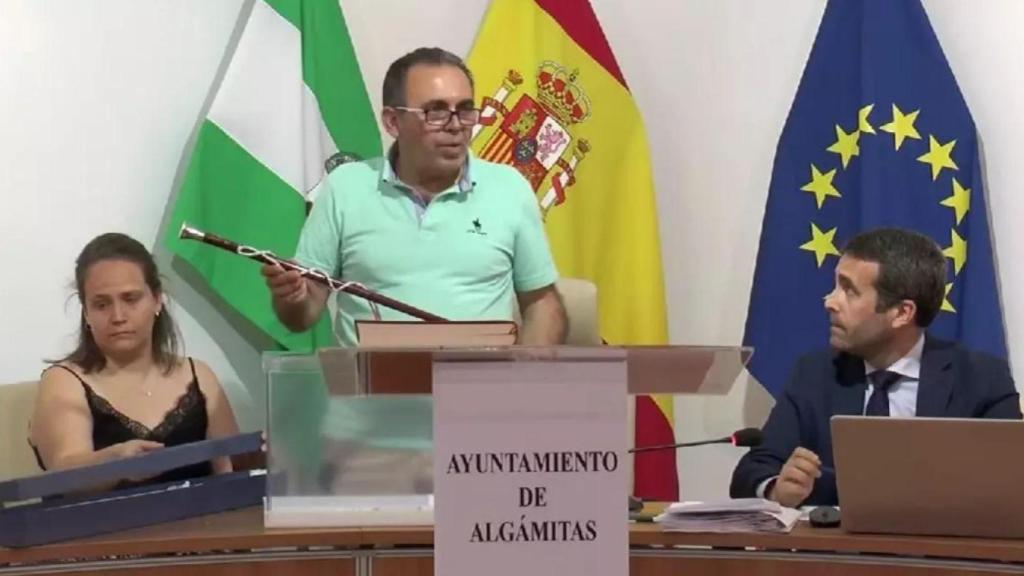 Francisco Jesús Mesa, con la vara de mando en el pleno de investidura de Algámitas.