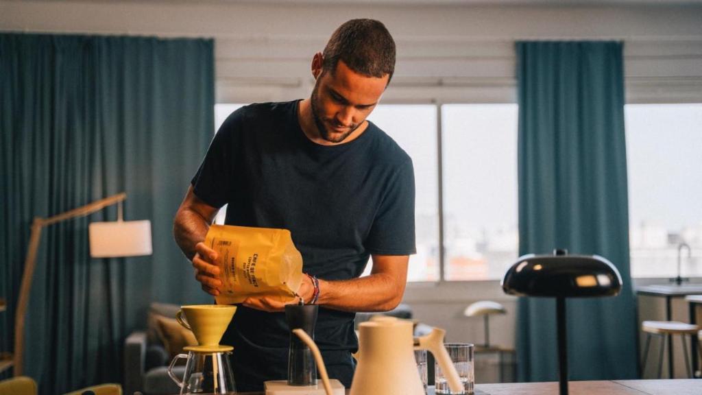 Mario Suárez prepara un café de la marca especializada en la que invierte