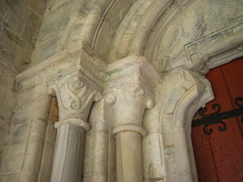 Capiteles de la ermita. https://es.wikipedia.org