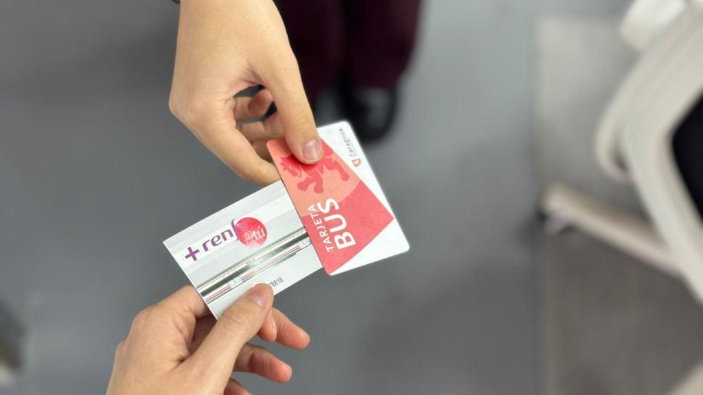 Varias tarjetas de transporte.