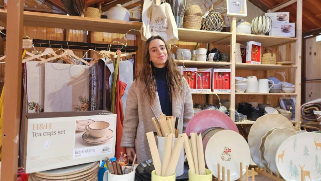 Puesto de 'Arte en la Mesa' en el mercadillo de Navidad de María Pita.