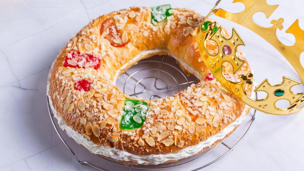 Roscón de Reyes relleno de nata.