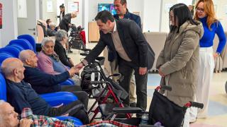 Visita de Valverde a la residencia de mayores Virgen del Rosario de Porzuna. Foto: Diputación de Ciudad Real.