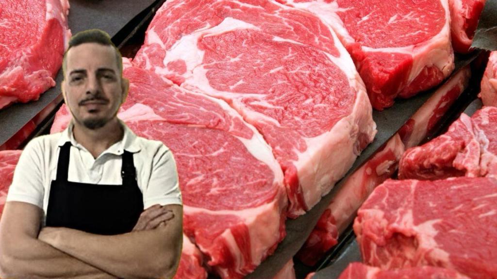 Mariano, carnicero, junto a unos entrecots.