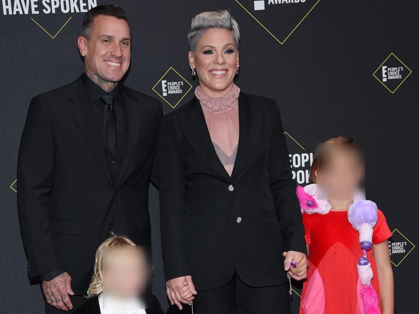 Pink, con su marido, Carey Hart, y sus dos hijos, en Santa Mónica (California), en 2019.