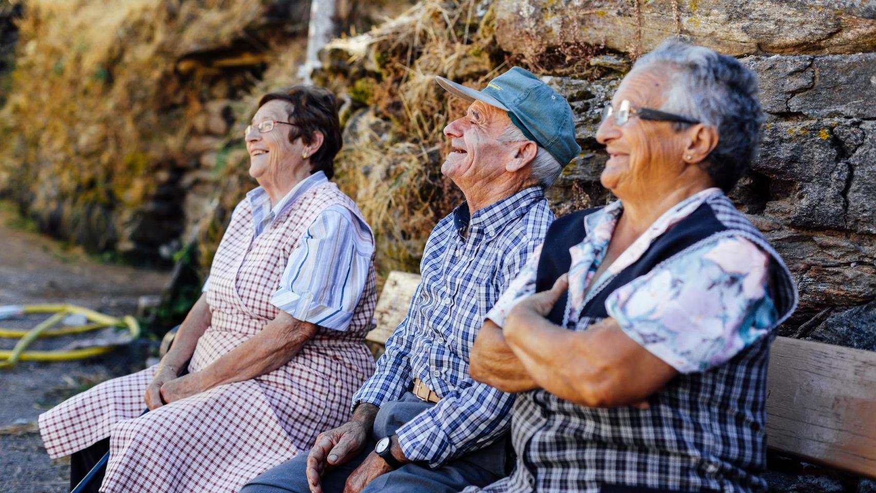 Imagen de archivo de un grupo de ancianos en un pueblo gallego.