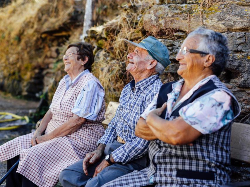 Un grupo de ancianos en un pueblo gallego.