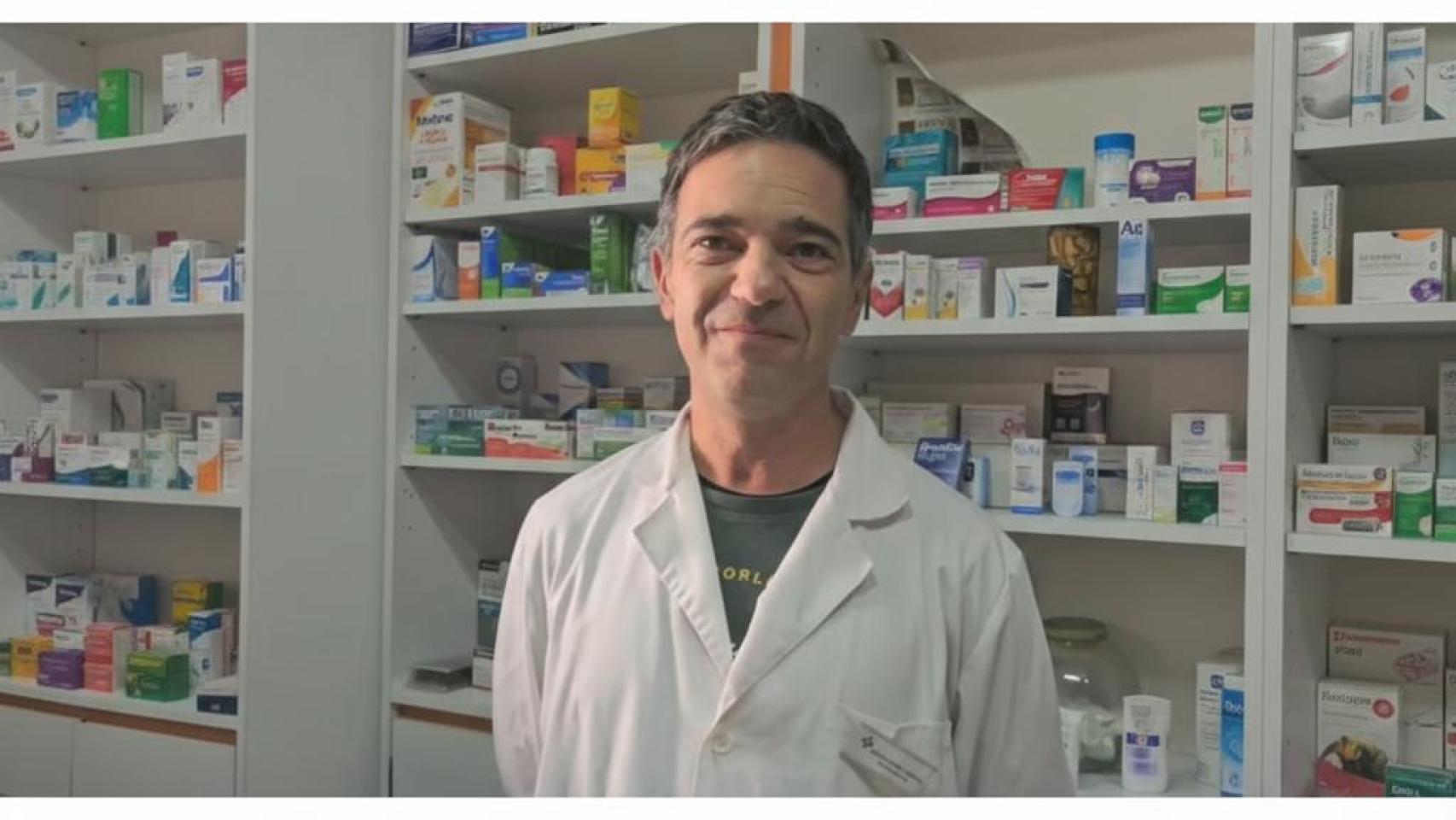 José Ramón en su farmacia en Santa Cruz de Moya (Cuenca).