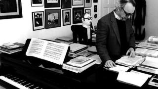 Alfred Brendel en su estudio, con su 'doble' detrás