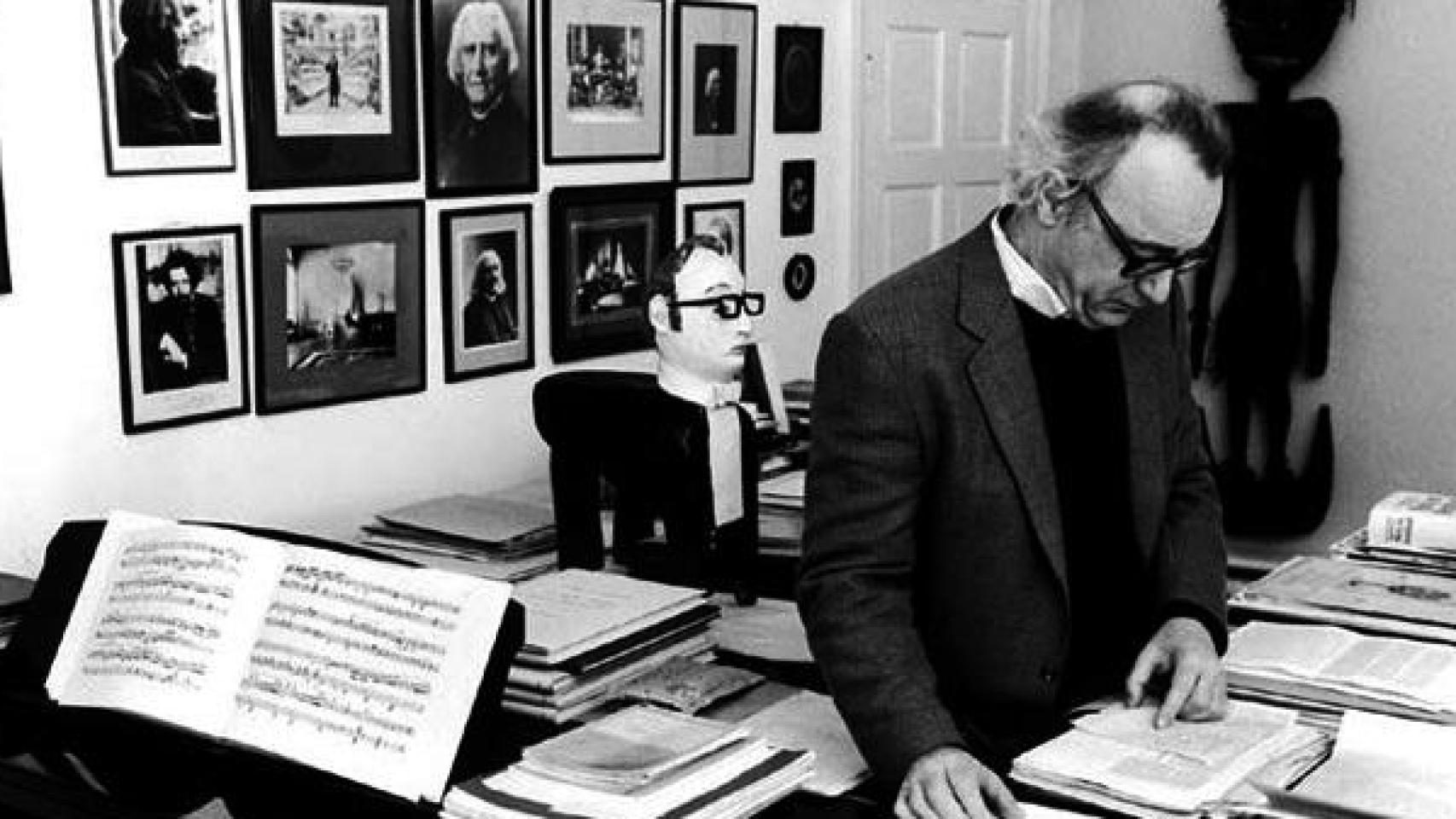 Alfred Brendel en su estudio, con su 'doble' detrás