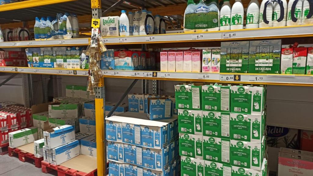 Sección de lacteos del supermercado Supeco