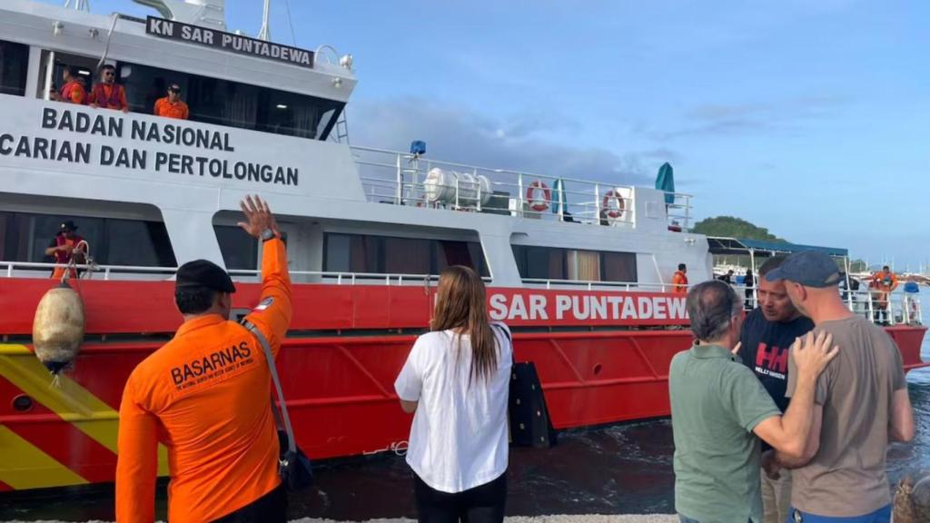 Integrantes de equipos de búsqueda de Indonesia parten para continuar sus labores de búsqueda de los españoles desaparecidos.