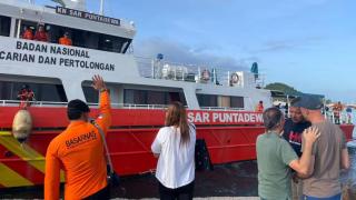 Integrantes de equipos de búsqueda de Indonesia parten para continuar sus labores de búsqueda de los españoles desaparecidos.