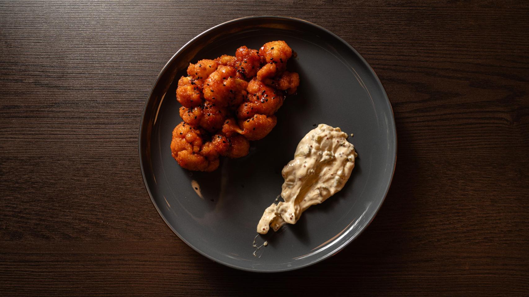 Coliflor frita con gochujang y salsa tártara.