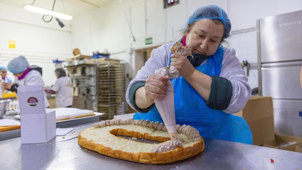 Montaje de un roscón de reyes en el obrador Lara.