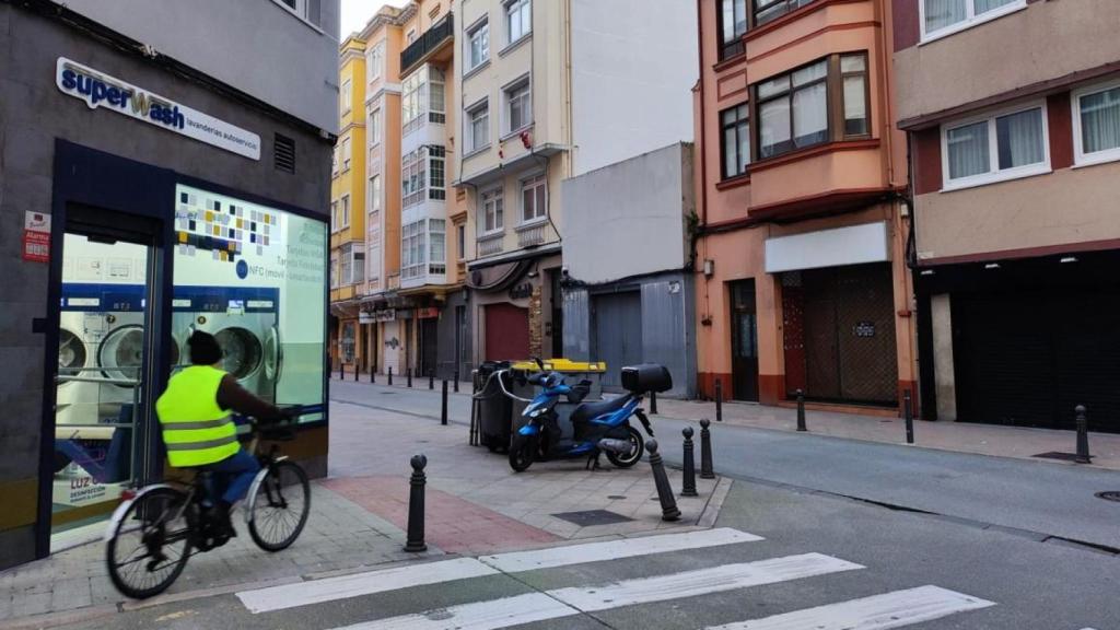 Una lavandería abierta recientemente en la calle Socorro, a la izquierda, frente a bajos cerrados.