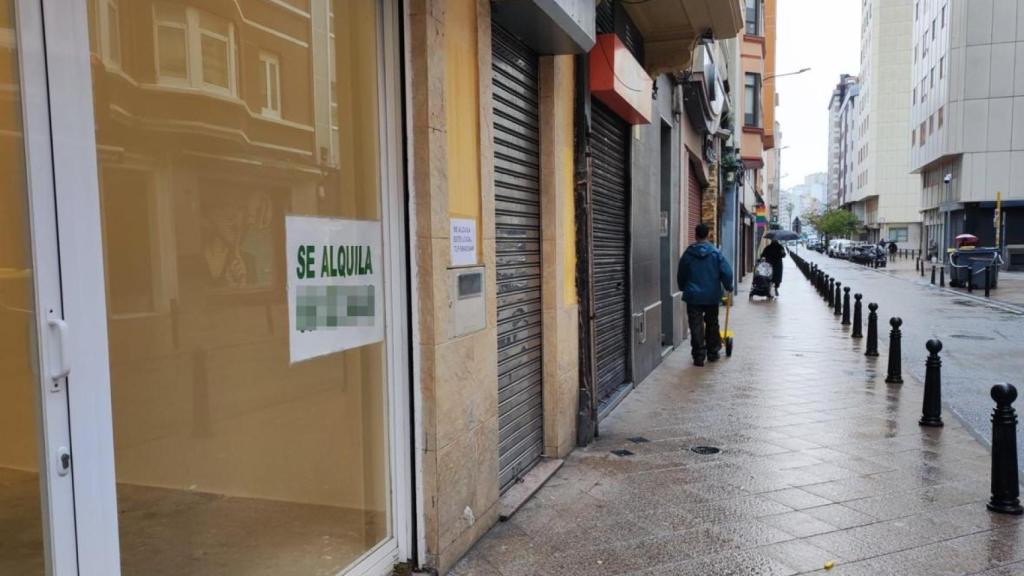 Bajo con anuncio de alquiler en la calle Socorro de A Coruña.