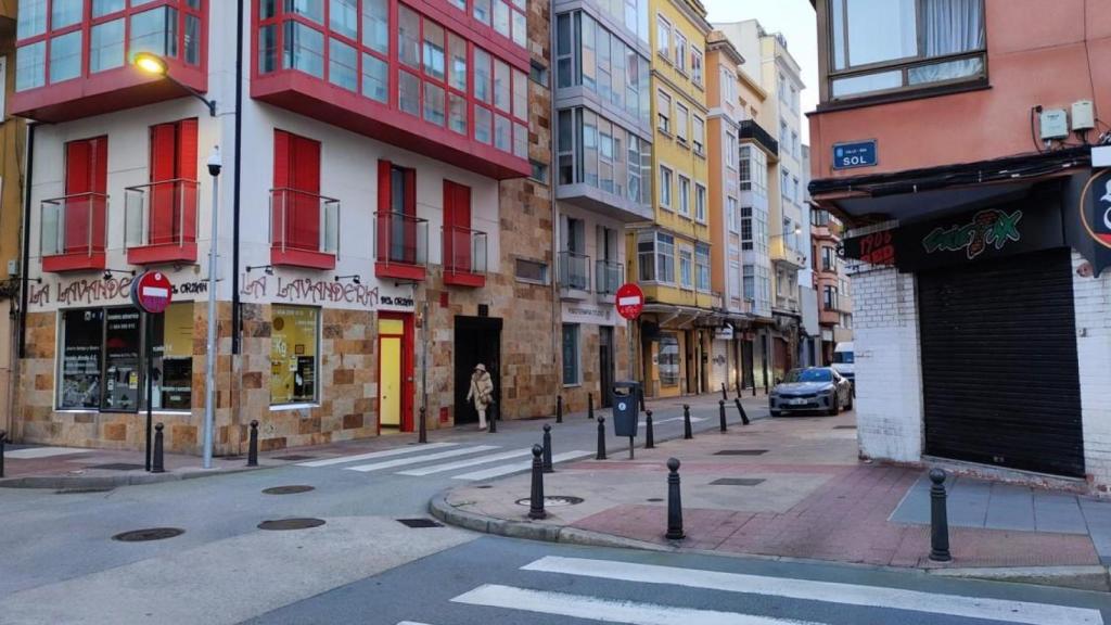 A la derecha, pub Grietax de la calle Socorro, cerrado hace tres años tras denuncias vecinales.