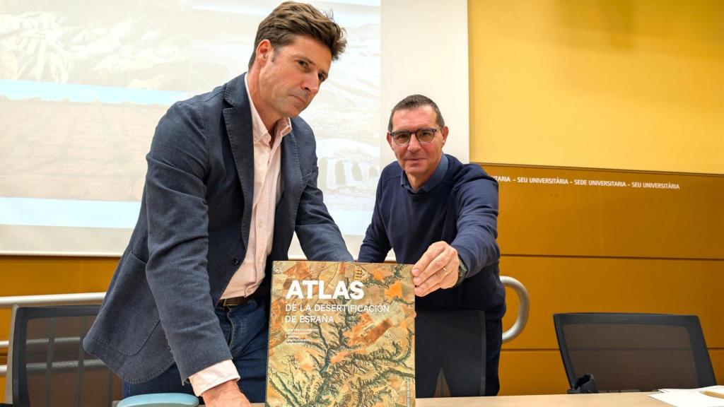 Jaime Martínez Valderrama y Jorge Olcina en la presentación del Atlas en Alicante.