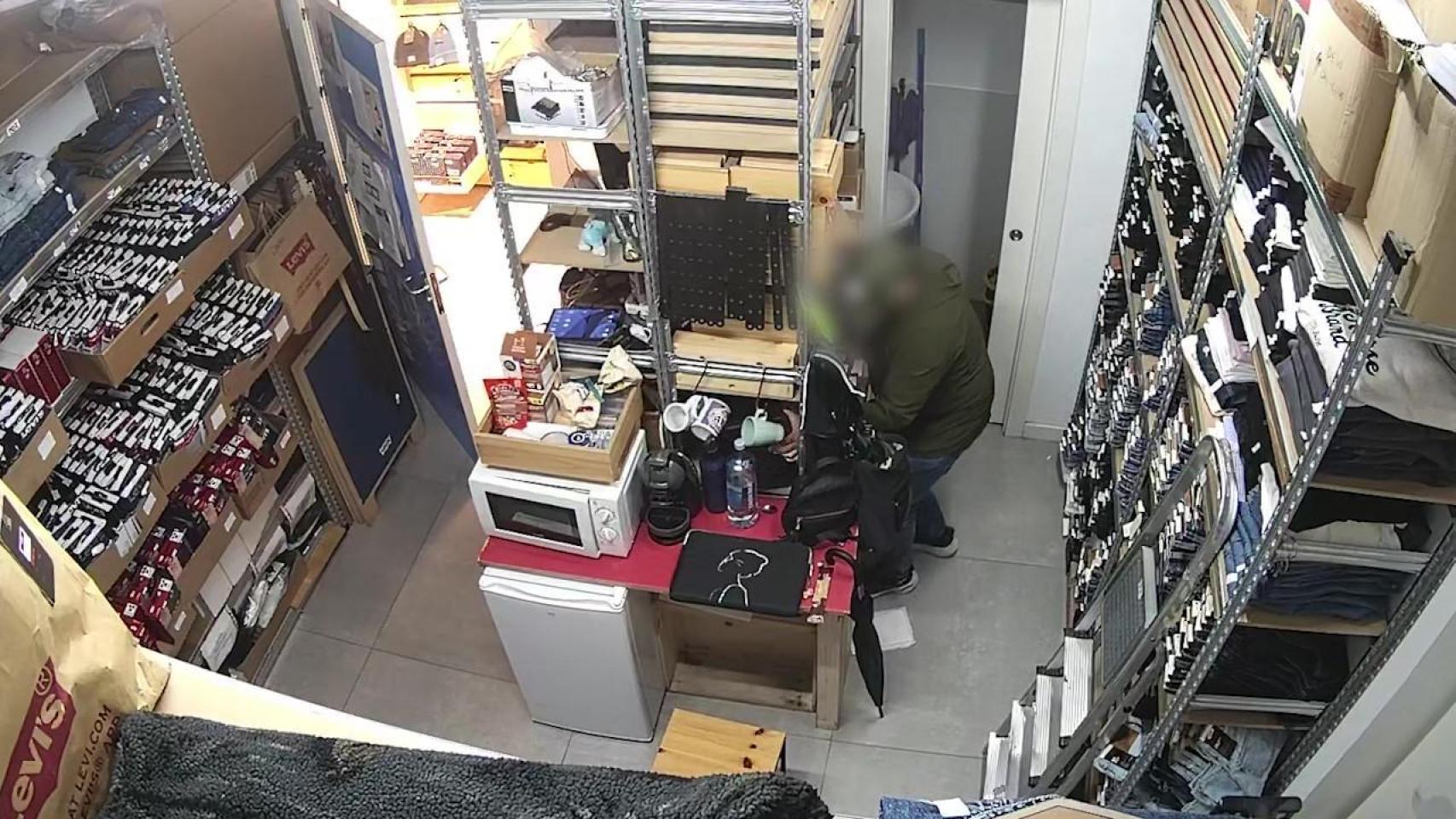 Uno de los ladrones detenidos en plena actuación.