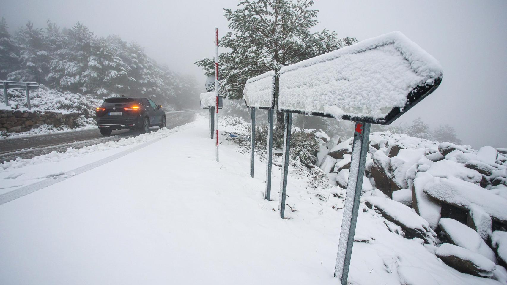 Una máquina quitanieves despeja la carretera tras las nevadas.