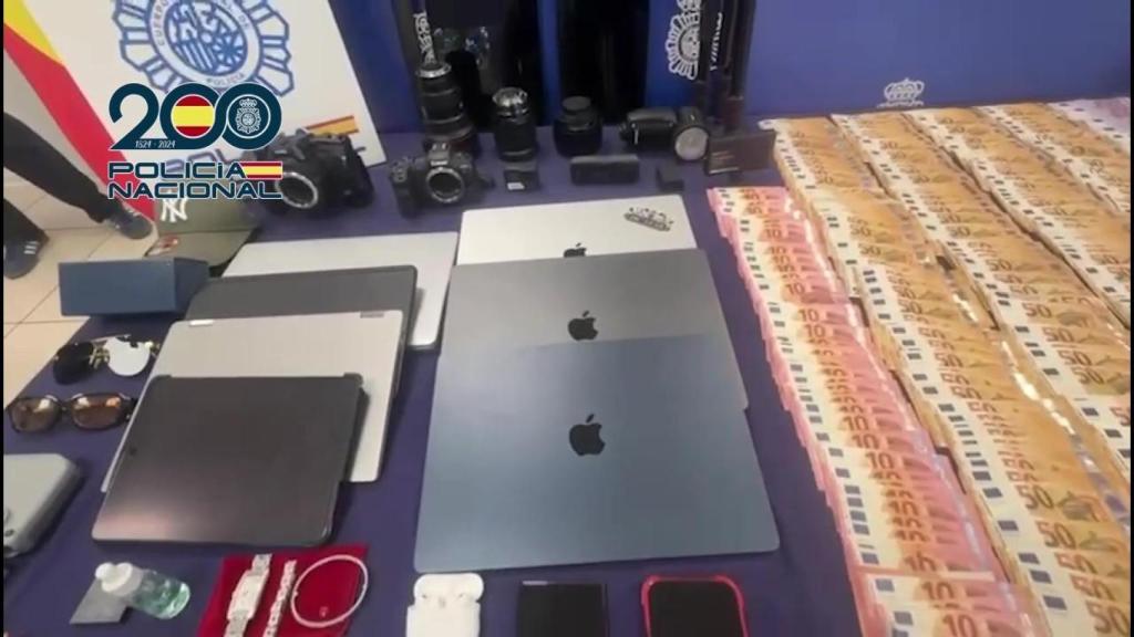 Dinero y material incautado a este grupo de delincuentes franceses.