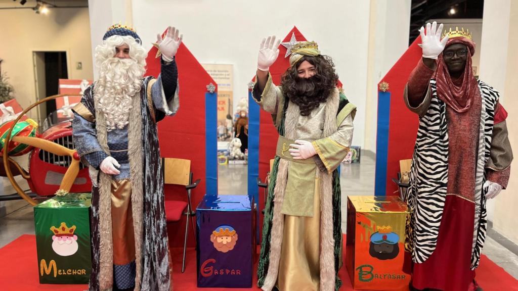 Los Reyes Magos llegan al Museo del Automóvil y la Moda a bordo de tres coches históricos de la colección
