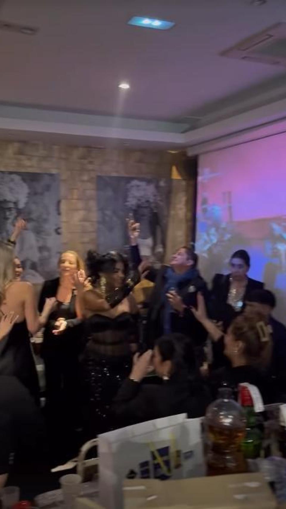 Alejandro Basteri, hermano de Luis Miguel (con bufanda azul), en la fiesta de Nochevieja de Estrella Morente en Madrid.