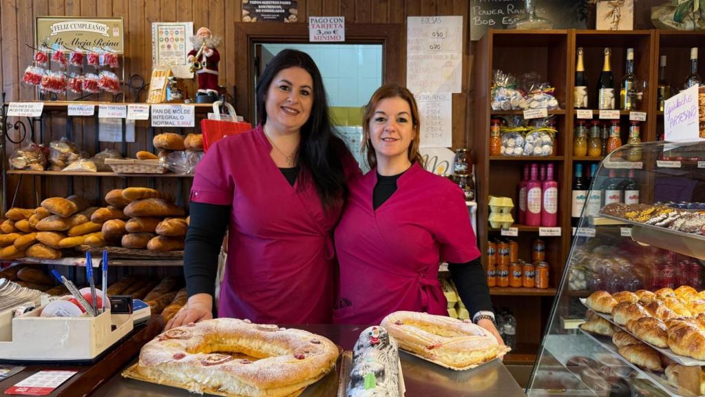 Cristina Navarro junto a una compañera en su tienda en el Actur de Horno de Repostería Ismael