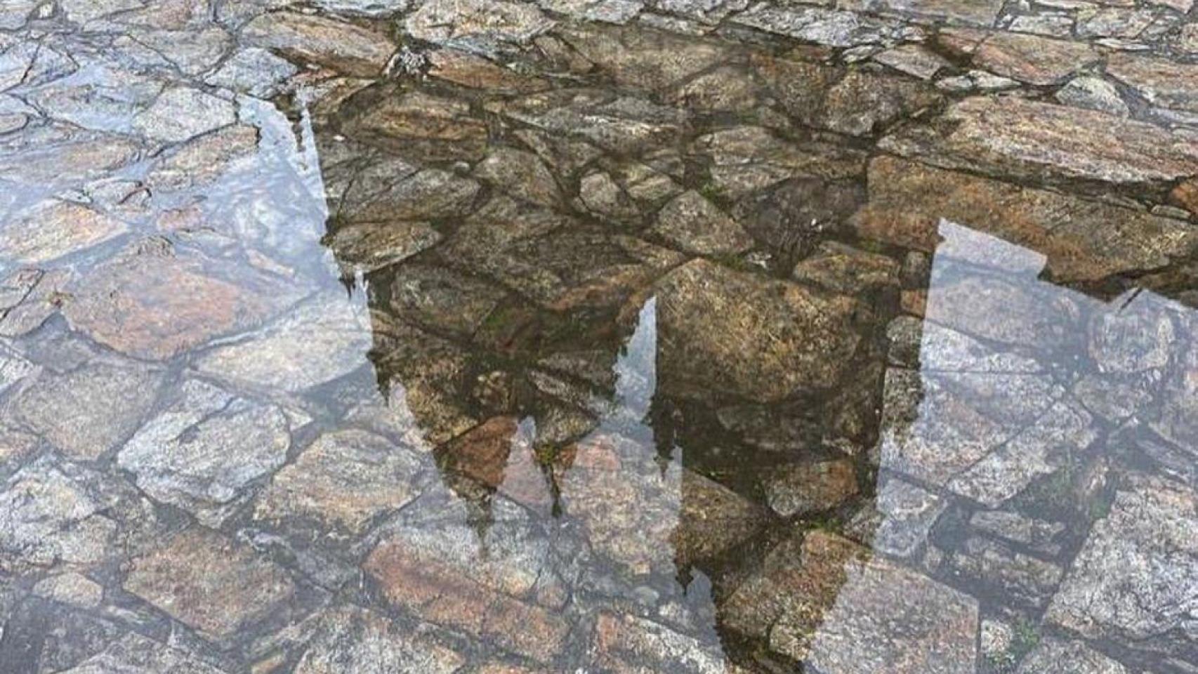 Reflejo de la Catedral de Santiago de Compostela en un charco de lluvia
