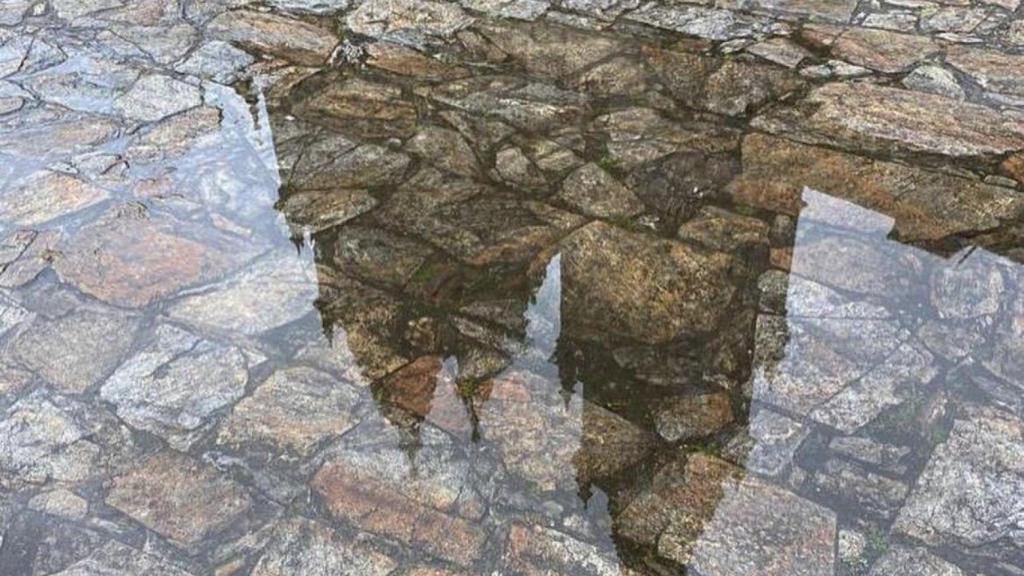 Reflejo de la Catedral de Santiago de Compostela en un charco de lluvia