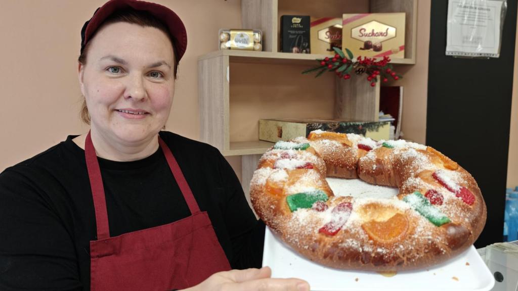 Olesya sostiene el roscón de Reyes con el que gana el concurso de 2026.
