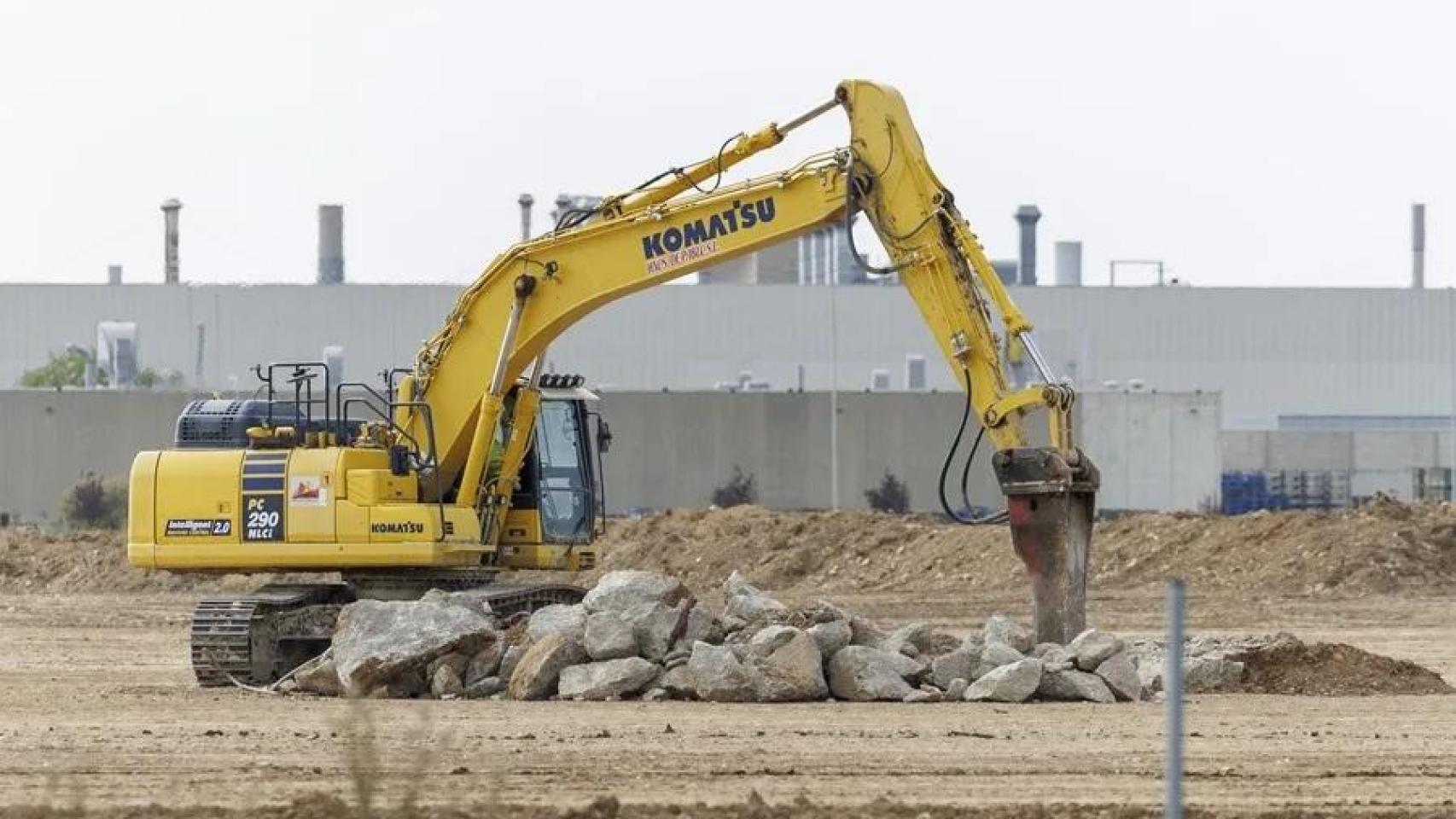 Movimiento de tierras en los suelos donde se levantará la gigafactoría de baterías de Stellantis y CATL en Figueruelas
