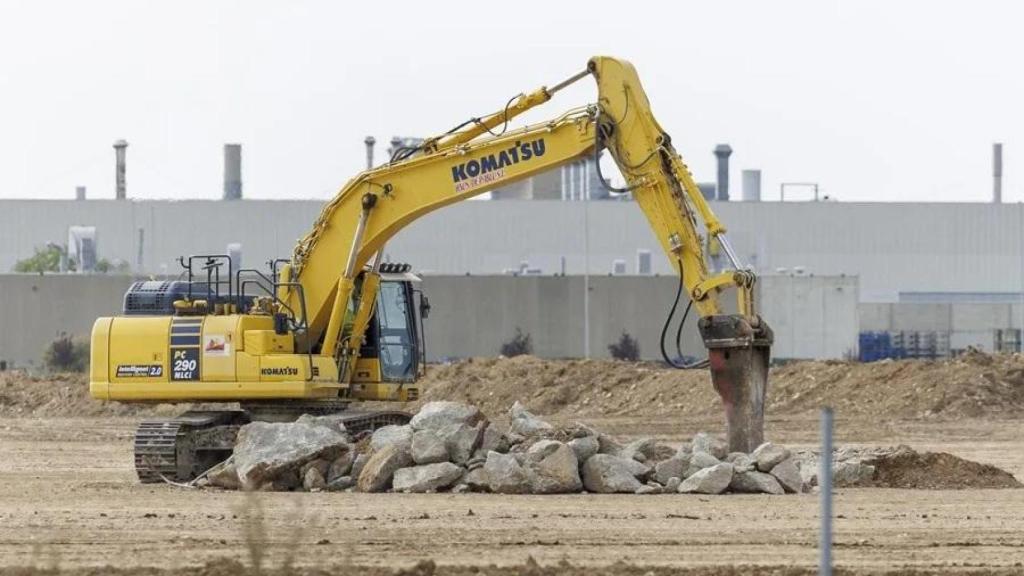 Movimiento de tierras en los suelos donde se levantará la gigafactoría de baterías de Stellantis y CATL en Figueruelas