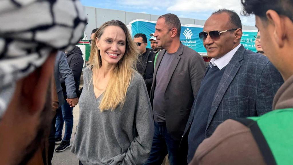 La actriz Angelina Jolie durante su visita al paso de Rafah, en la frontera de Egipto con la Franja.