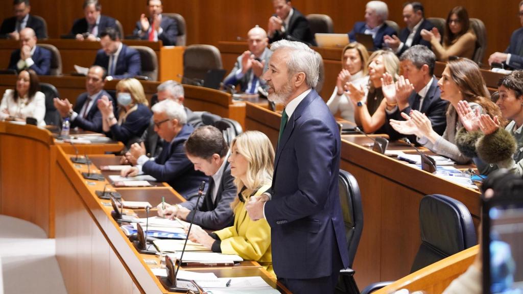 Jorge Azcón, en el Pleno de las Cortes, ante la bancada del PP
