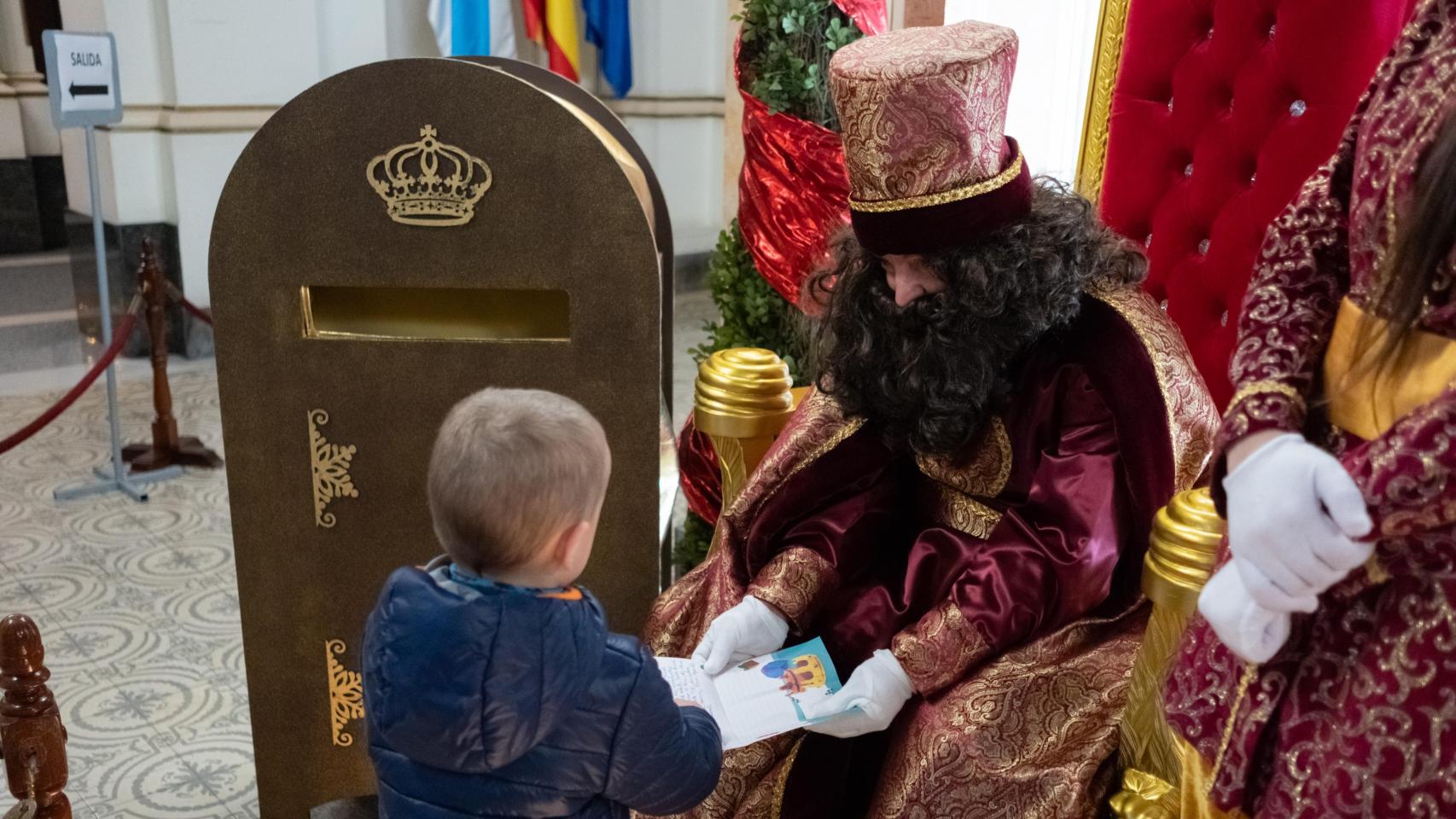 Los Reyes Magos reciben en A Coruña las primeras cartas de los más pequeños