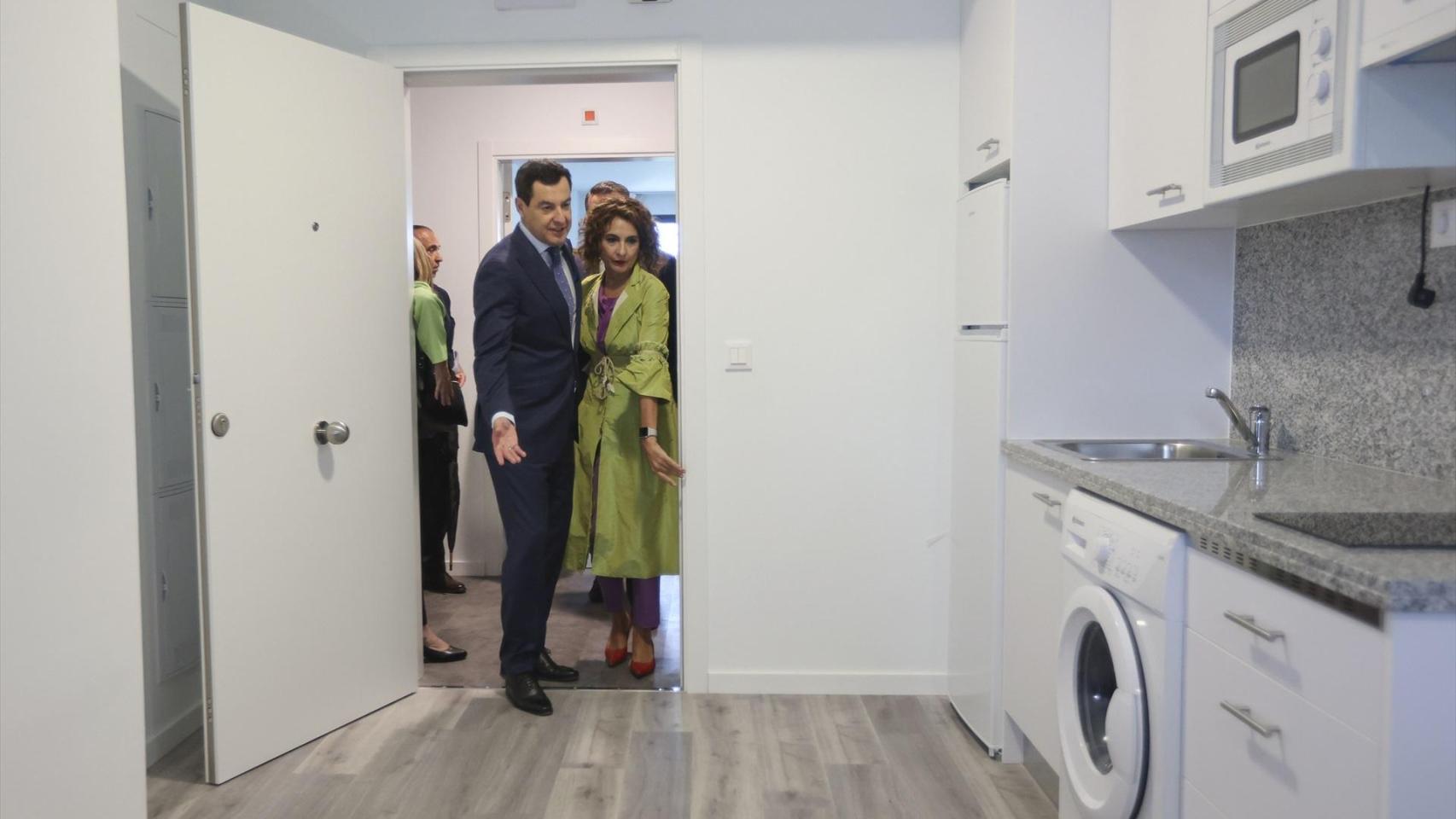 Moreno y Montero, en la visita a un centro sanitario.