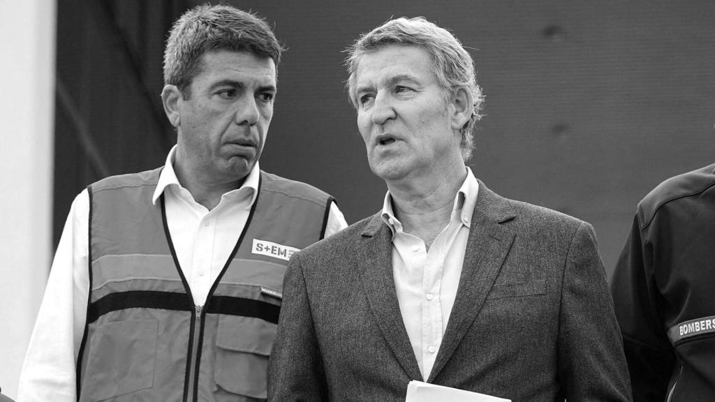 Alberto Núñez Feijóo junto a Carlos Mazón el día posterior a la dana.