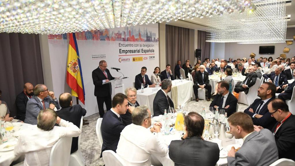 Sánchez, durante su viaje a Cuba. El empresario, con traje oscuro y camisa blanca, justo bajo el atril.