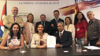 La entonces ministra de industria, Reyes Maroto, durante la firma del preacuerdo. Justo detrás, Manuel García Gallardo.