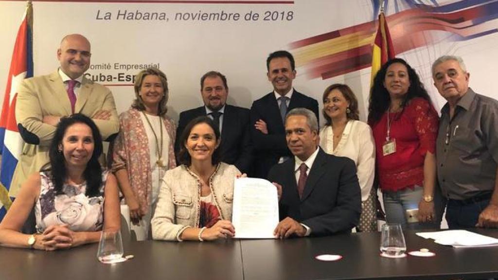 La entonces ministra de industria, Reyes Maroto, durante la firma del preacuerdo. Justo detrás, y a la derecha, García Gallardo.