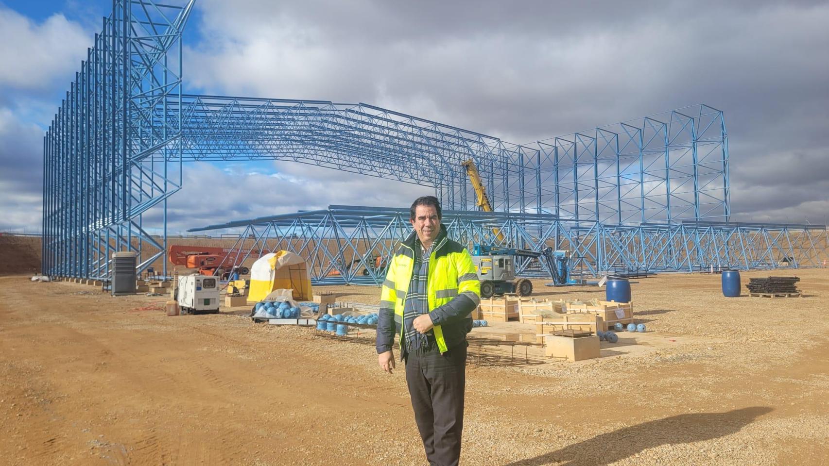 Alejandro Ibrahim, junto a la estructura de la nueva nave de dirigibles estratosféricos