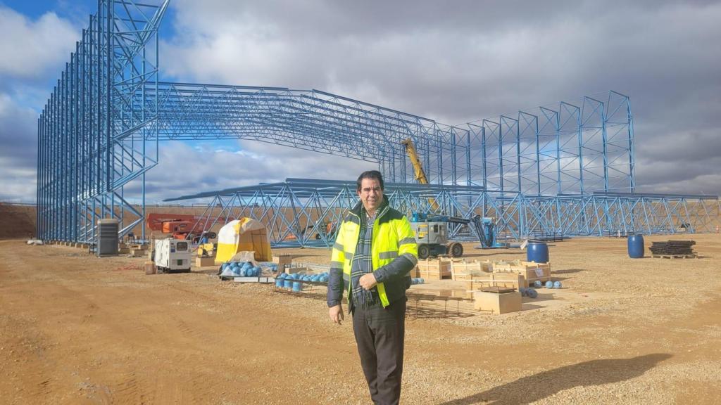 Alejandro Ibrahim, junto a la estructura de la nueva nave de dirigibles estratosféricos