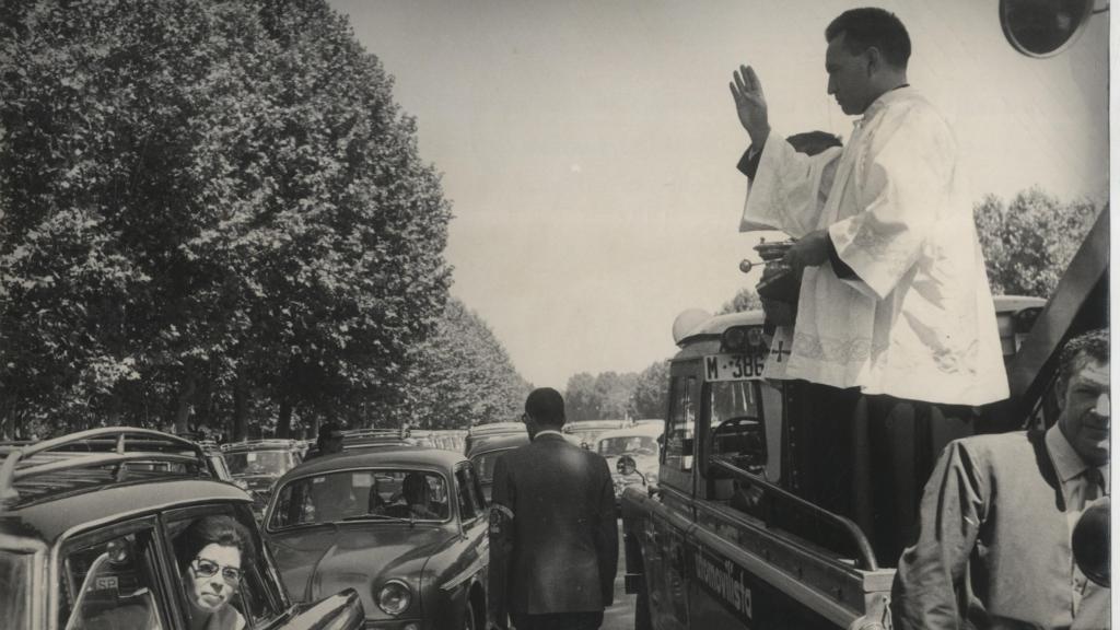 Fiesta de San Cristóbal, patrono de los automovilistas, Paseo de coches del Retiro, 1965. Foto: Ministerio de Cultura y Deporte. Archivo General de la Administración