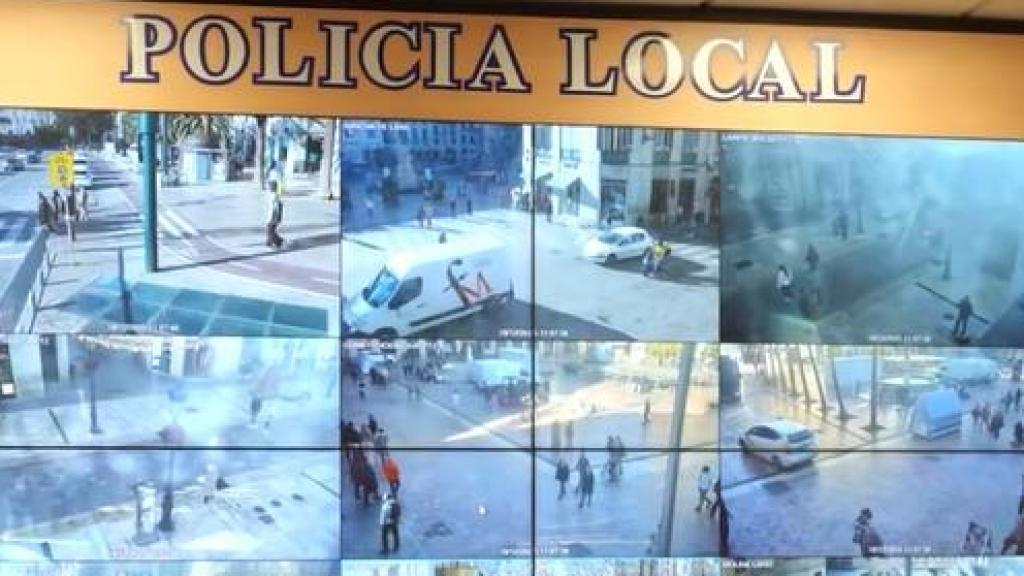 Cámaras conectadas en el centro de control de la Policía Local de Málaga.