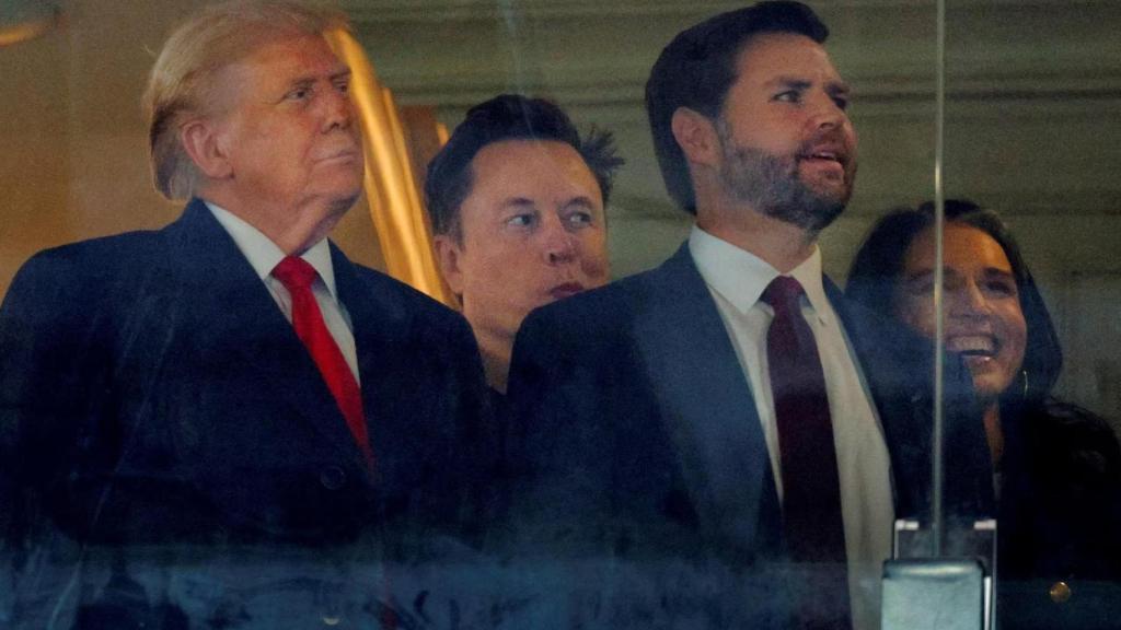 Donald Trump, JD Vance y Elon Musk, en el partido de fútbol americano Army-Navy, en Landover, Maryland, hace un año.